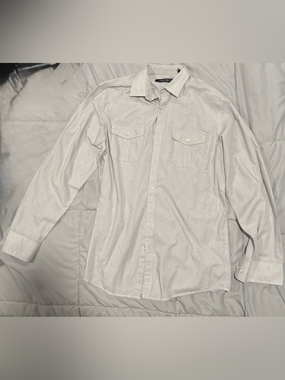 Axist Men’s Light Gray Button-Down Shirt with Chest Pockets